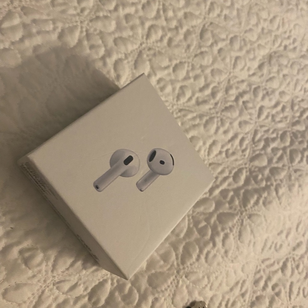 Apple Wireless Earbuds with Charging Case noise cancellation